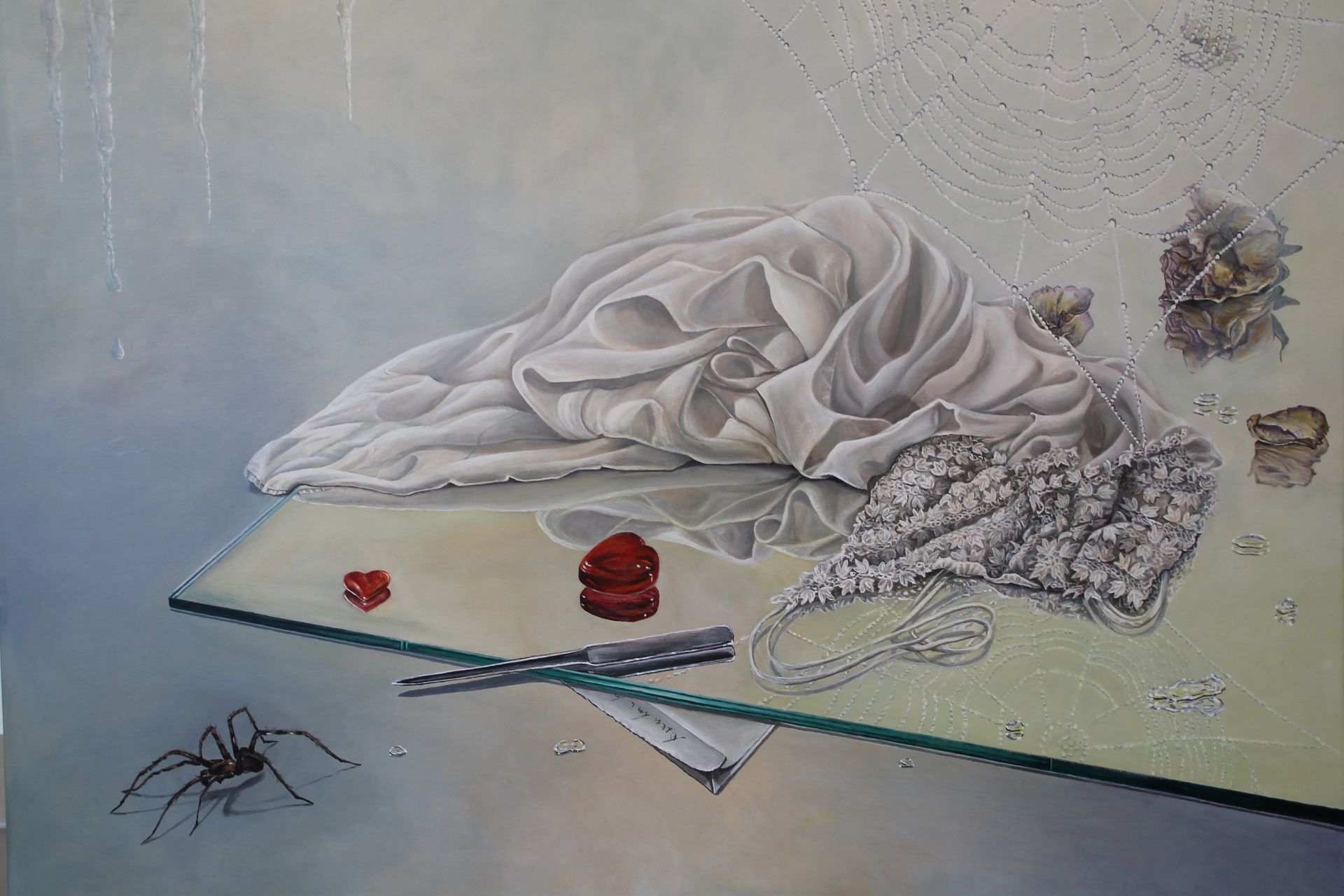ein Gemälde mit einer Spinne und einem Stück Stoff