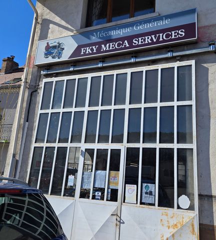 Façade commerciale avec des fenêtres grillagées et une enseigne indiquant « ESSAYEZ LES SERVICES MIXA » au-dessus de l'entrée.