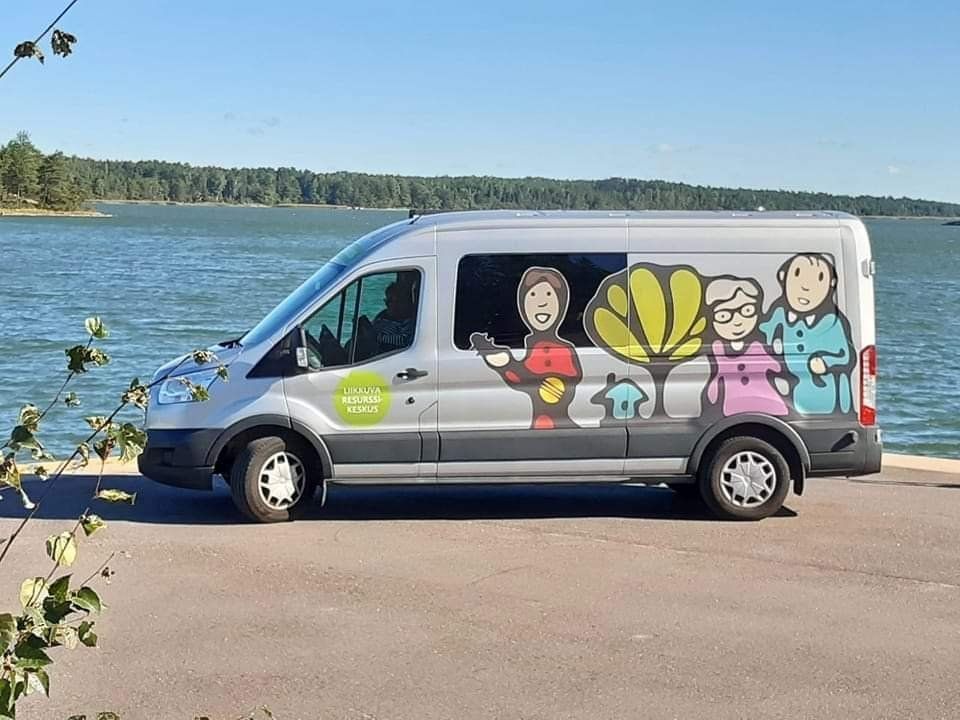 Liikkuvan resurssikeskuksen pakettiauto aurinkoisena päivänä saaristossa.