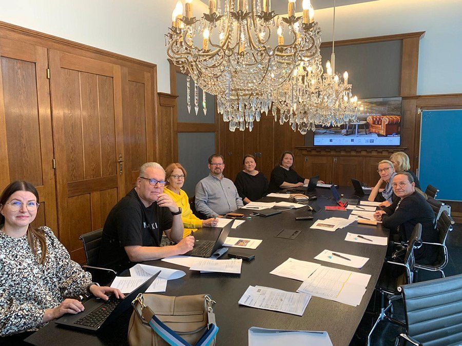 Kotikunnaan hallitus kokoontuneena.