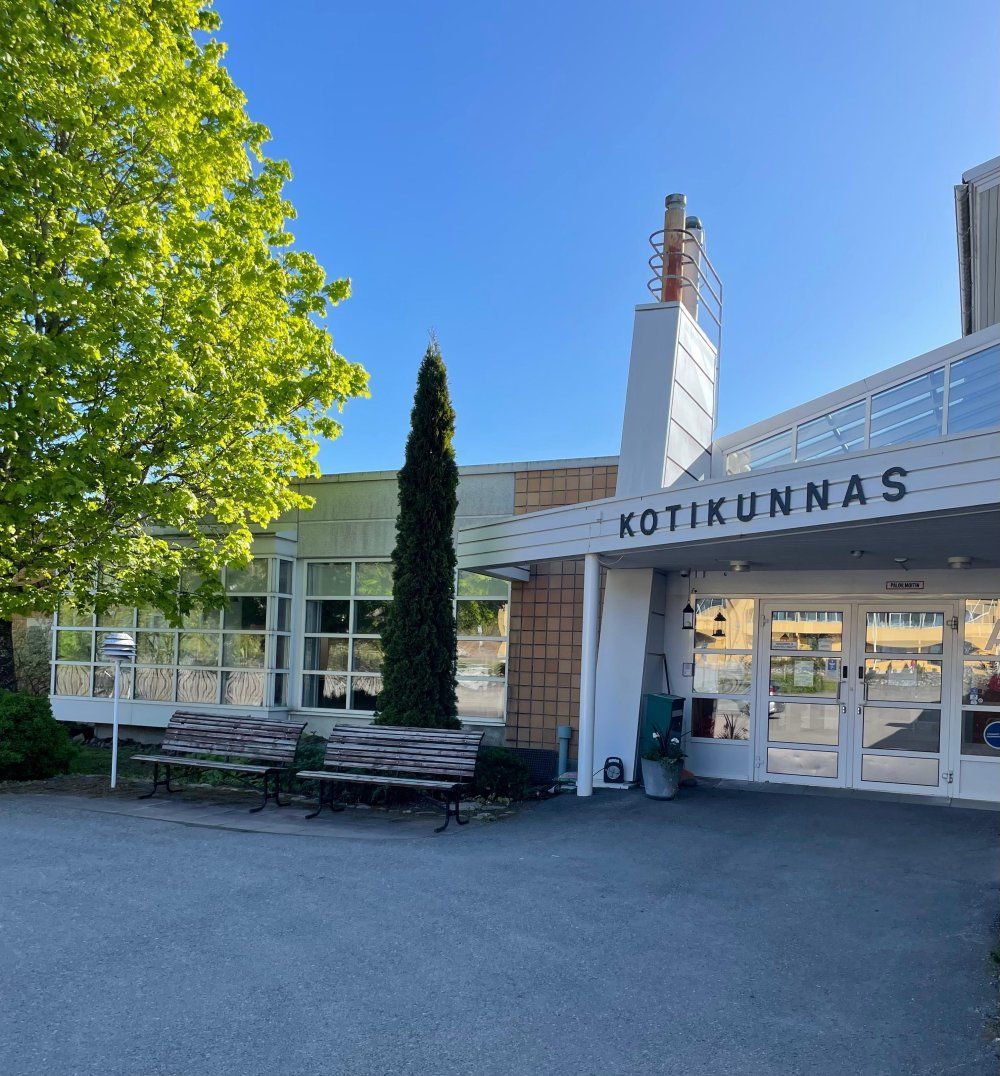 Kotikunnaan sisäänkäynti aurinkoisena päivänä.
