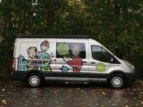Liikkuvan resurssikeskuksen pakettiauto.