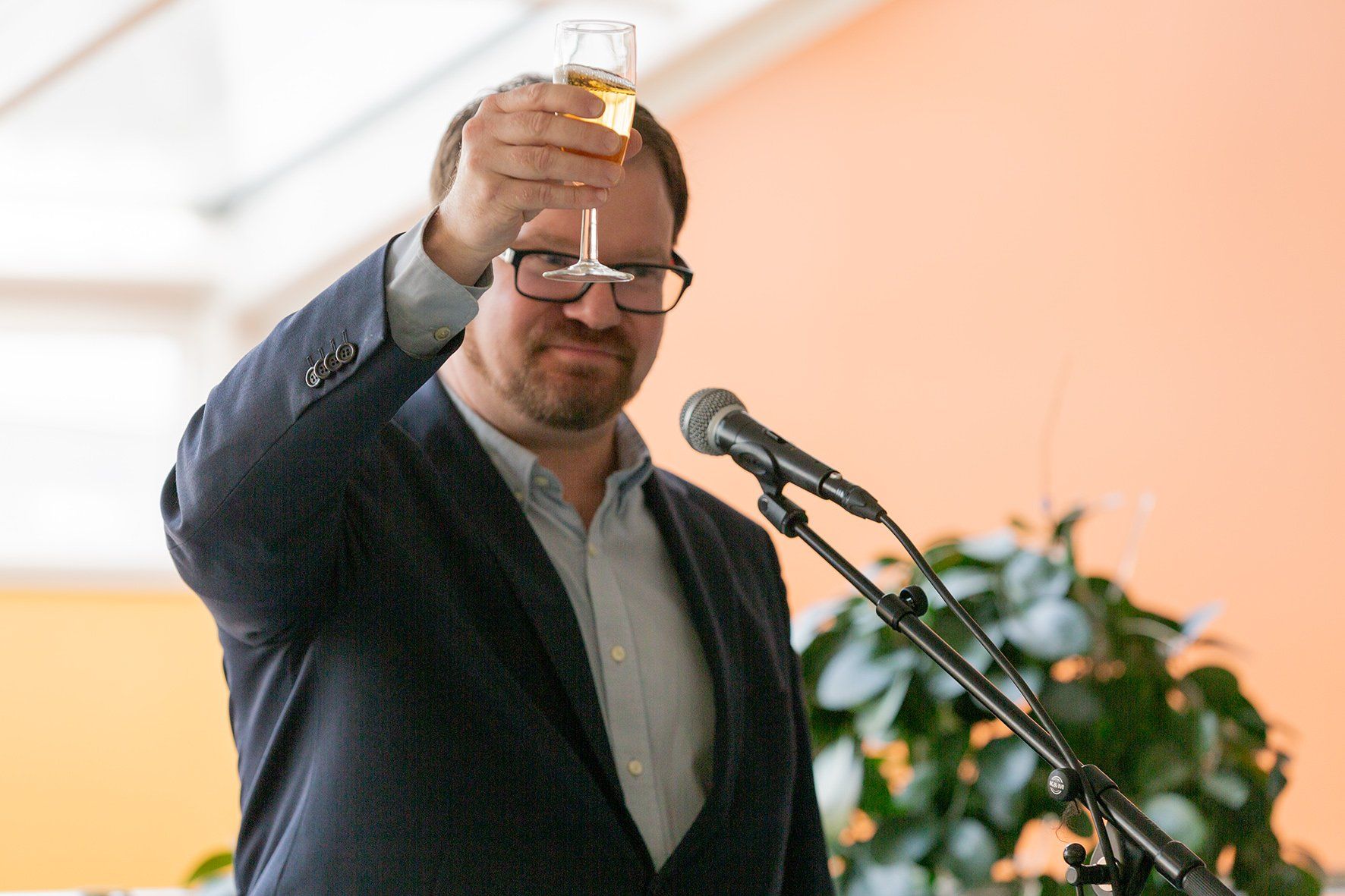 Yhdistyksen puheenjohtaja, Petja Raaska, nostamassa maljaa.