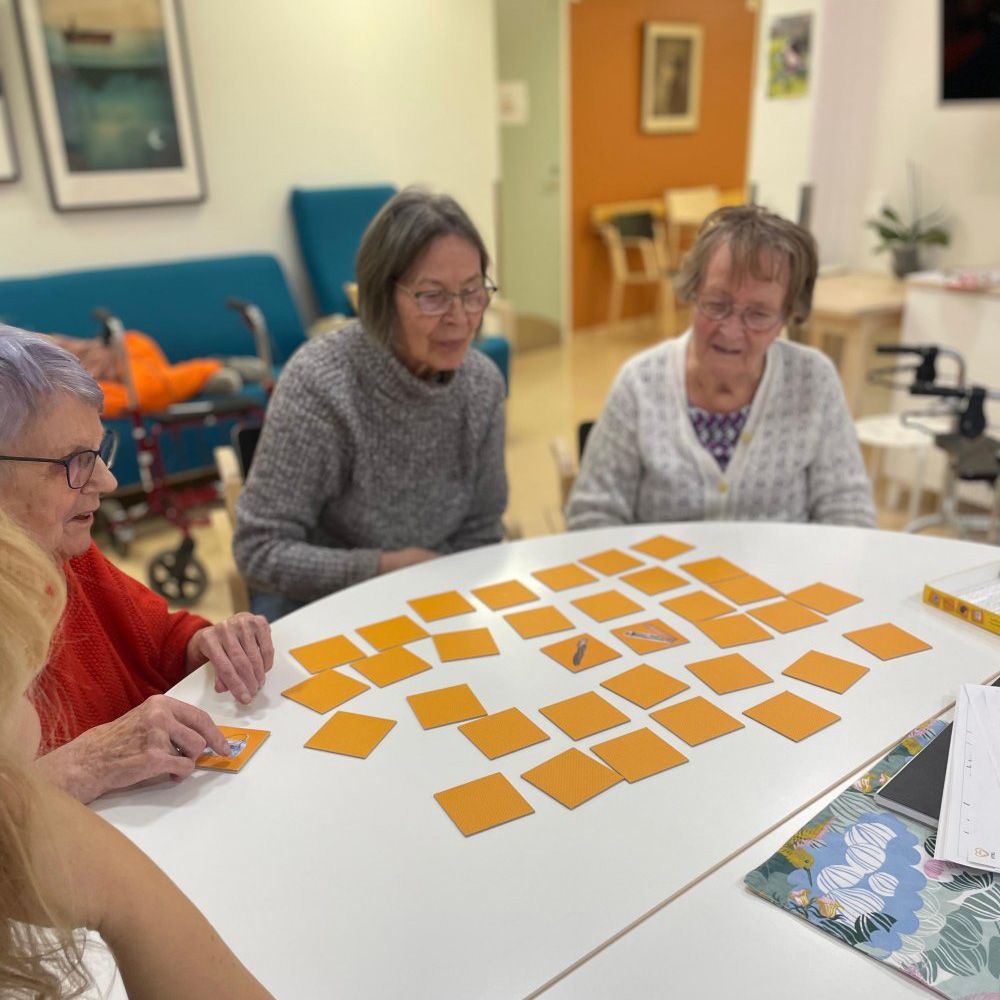 Väinö-kodin asukkaita pelaamassa muistipeliä.