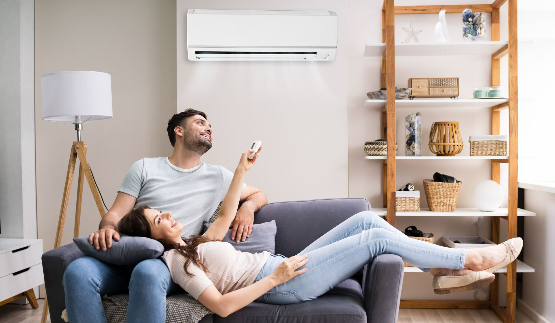 Jeune couple dans un salon moderne et split blanc