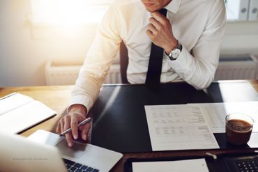 Mann arbeitet am Schreibtisch