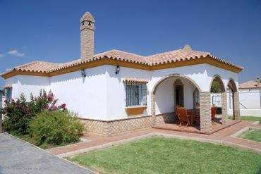 Person unterschreibt ein Dokument, auf das eine andere Person zeigt