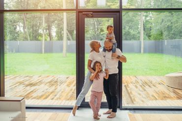 Eine Person gibt einer anderen Person einen Ring in die Hand