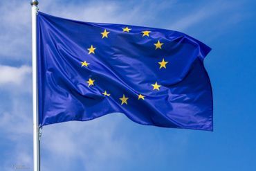 Zwei Personen besprechen ein Dokument an einem Schreibtisch