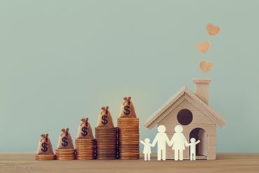 Eine Person zeigt mit einem Stift auf ein Dokument, auf dem eine andere Person unterschreiben soll