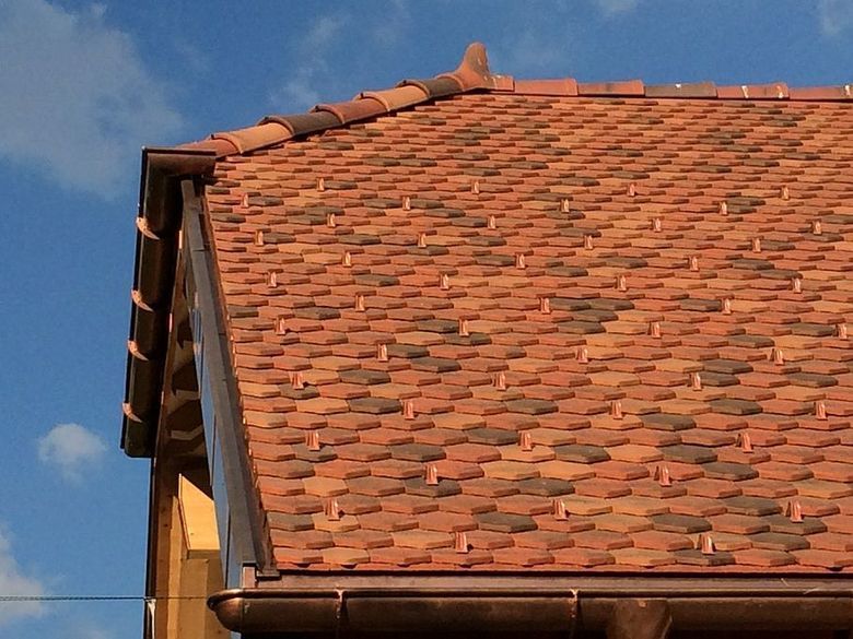 Un gros plan d'un toit avec un ciel bleu en arrière-plan