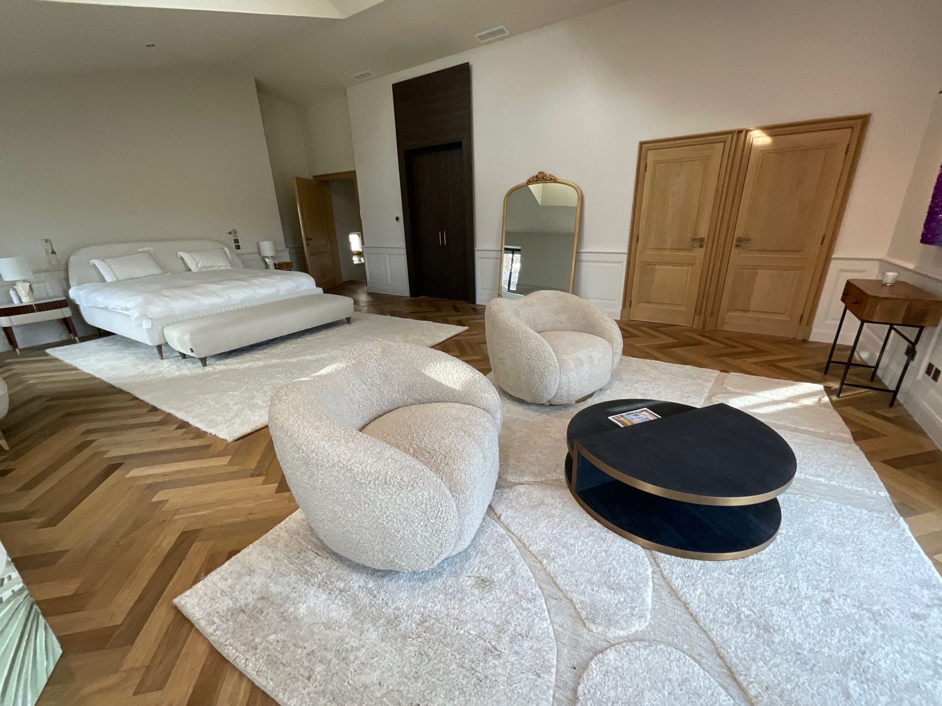 Il y a deux chaises et une table basse dans le salon.