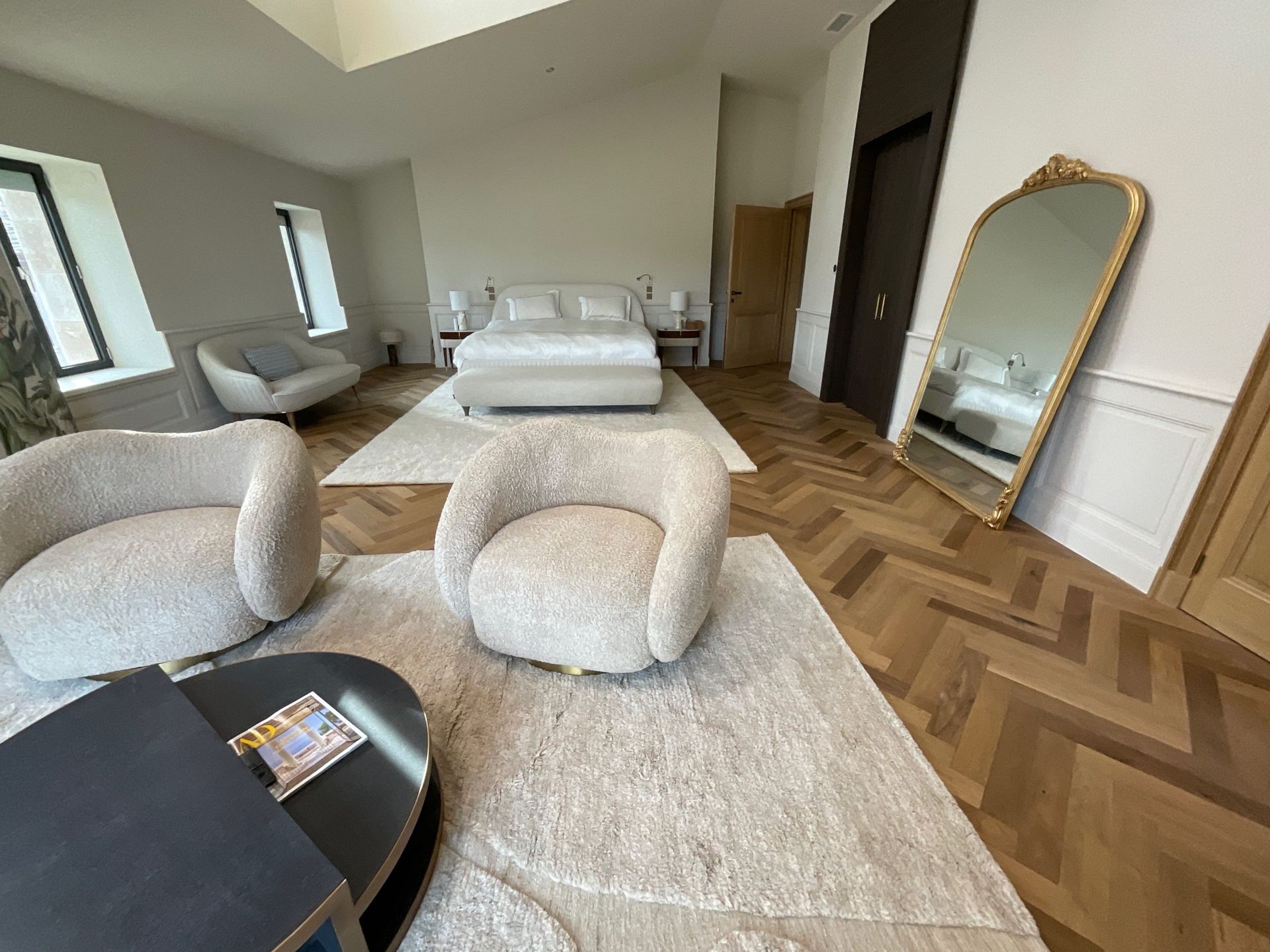 Il y a un grand miroir au milieu de la pièce.