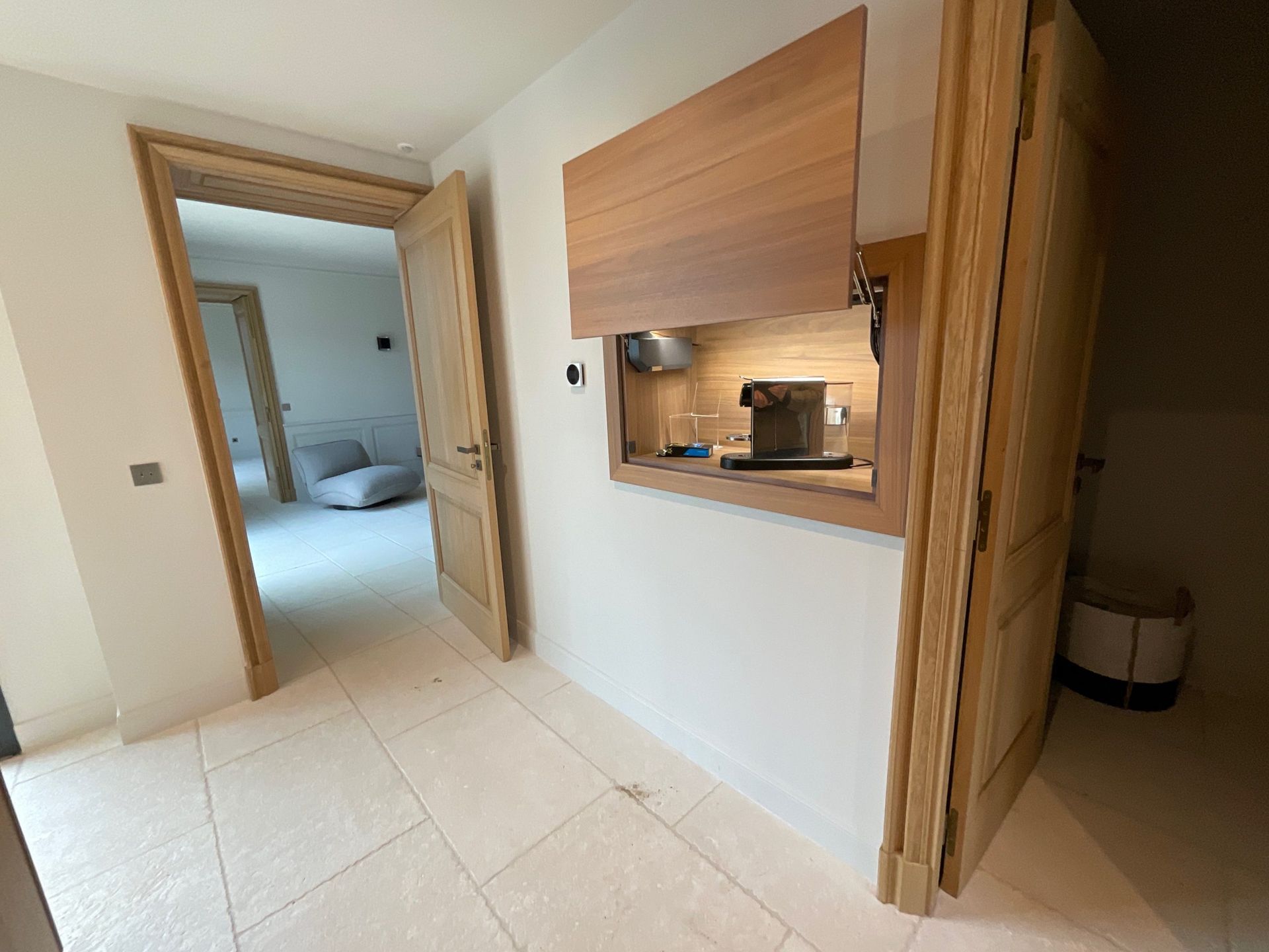 Une cuisine avec un meuble en bois et une cafetière