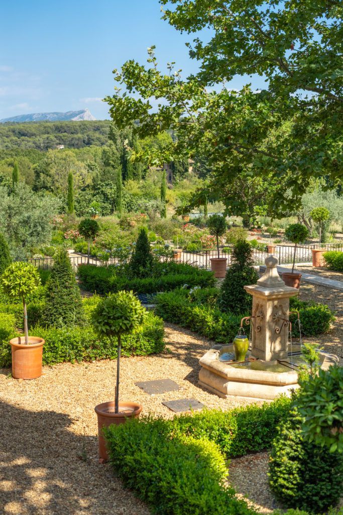 Il y a une fontaine au milieu du jardin.