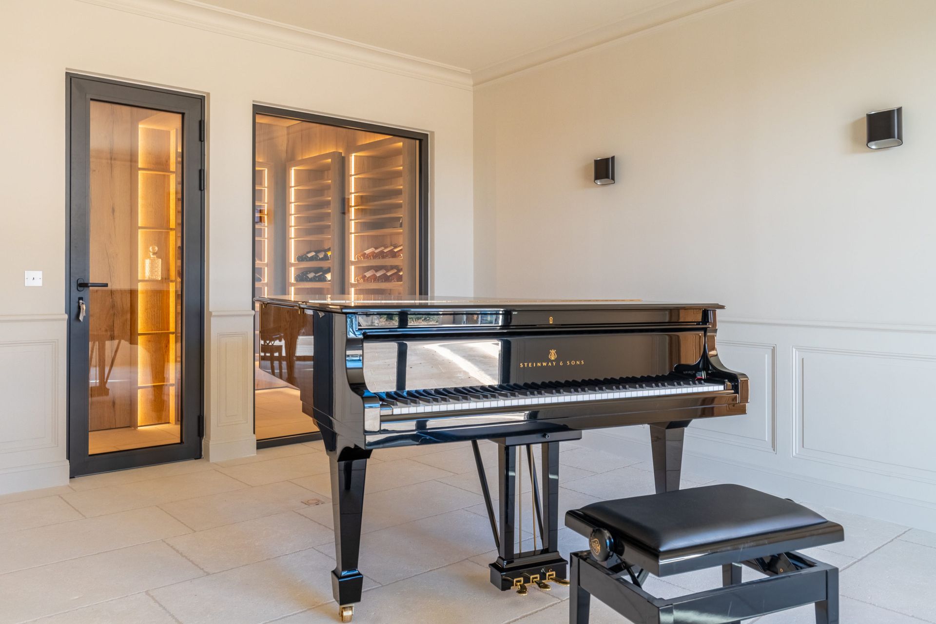 Un piano à queue est placé dans une pièce à côté d'un banc.