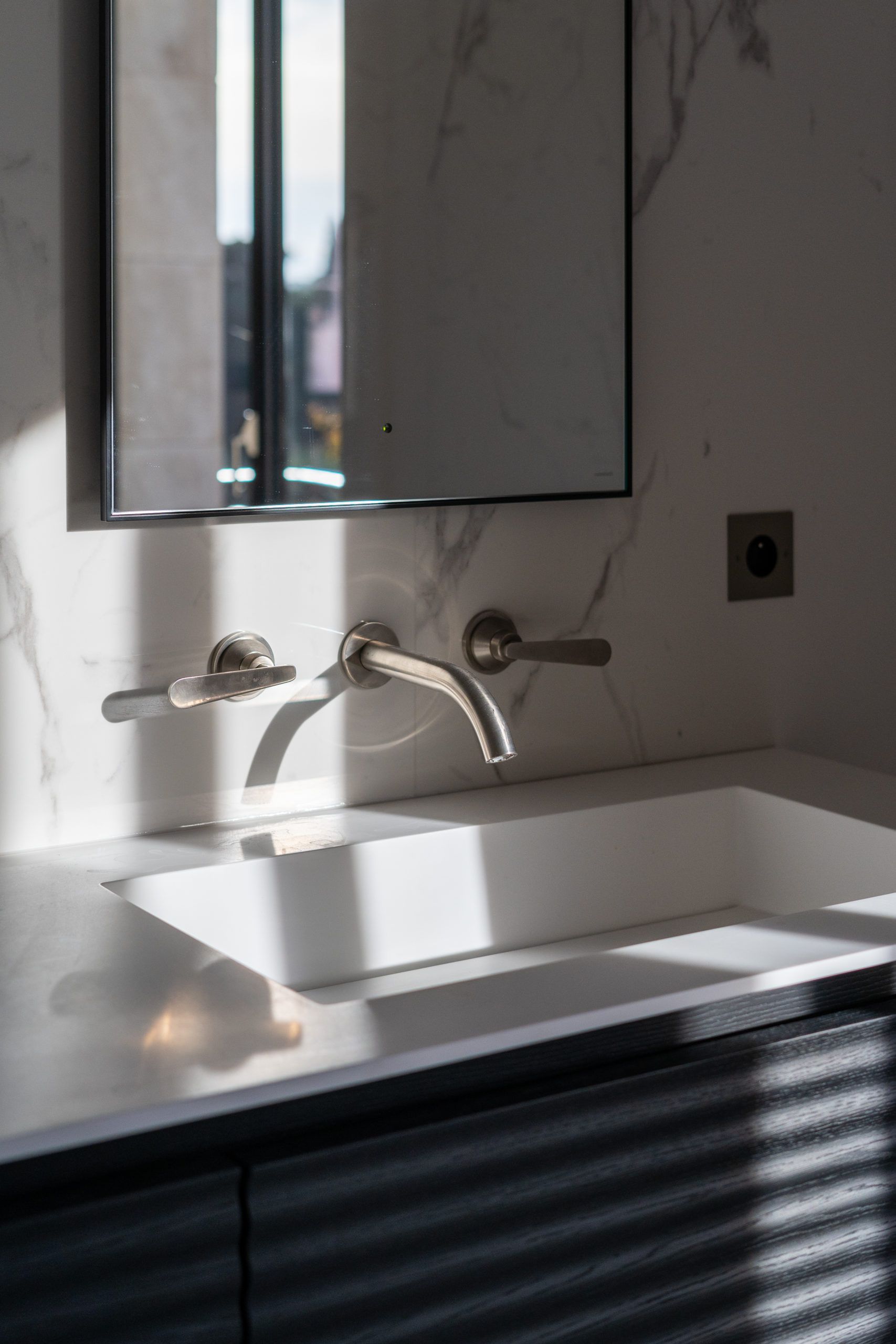 Un lavabo de salle de bain avec un miroir au-dessus.