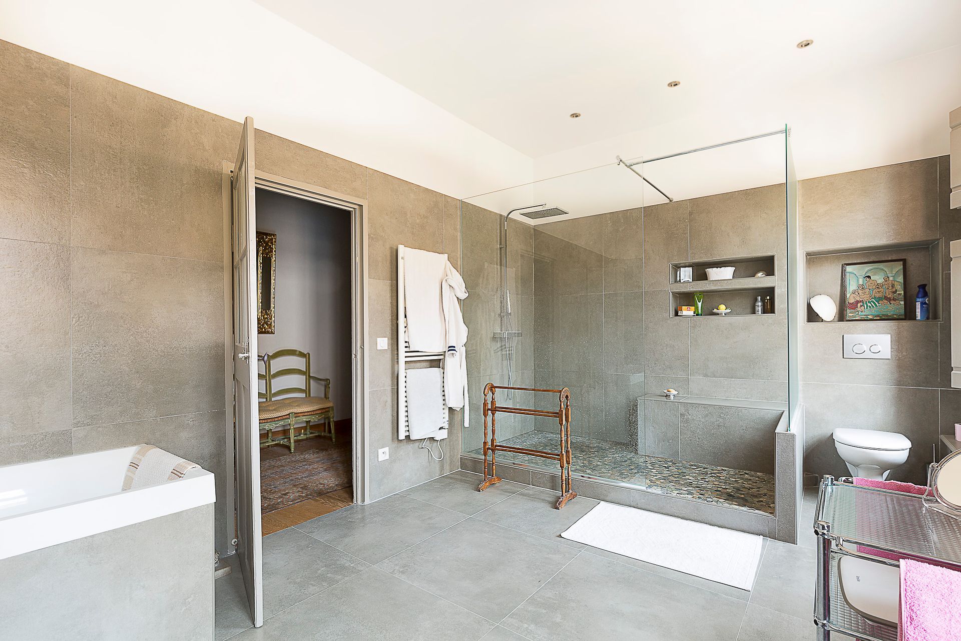 Une salle de bain avec une douche à l'italienne et une baignoire.