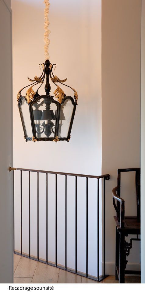 Une lanterne est suspendue au plafond dans un couloir