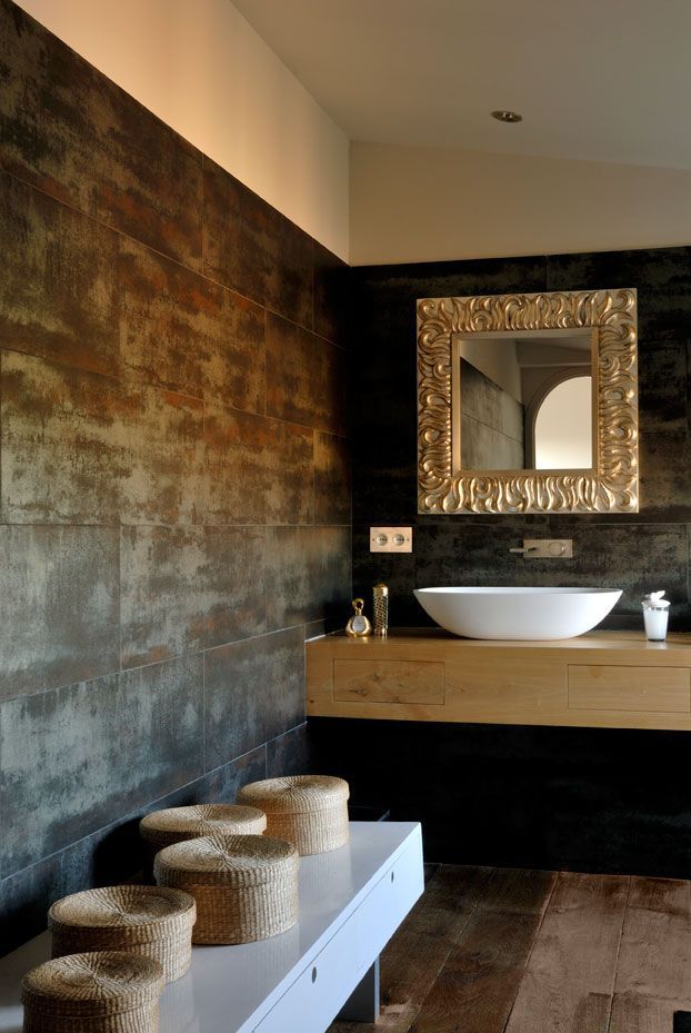 Une salle de bain avec un lavabo et un miroir au mur