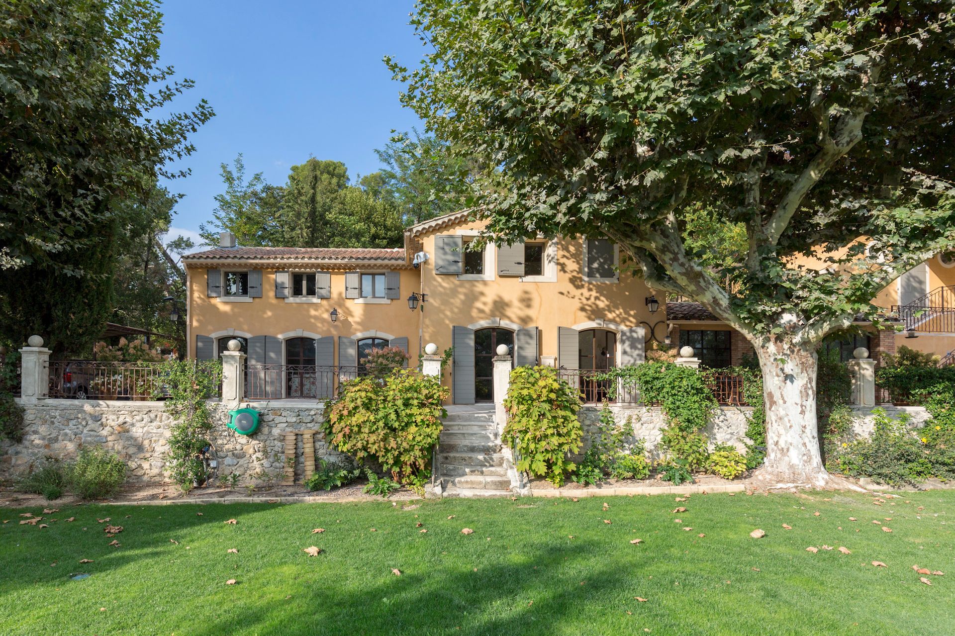 Une grande maison avec une grande pelouse devant elle