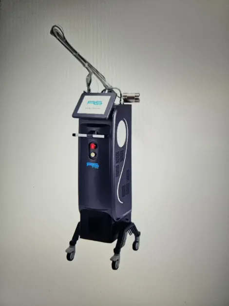 Equipo de endodoncia dental con pantalla LCD, botones azules y pieza de mano, en entorno clínico.