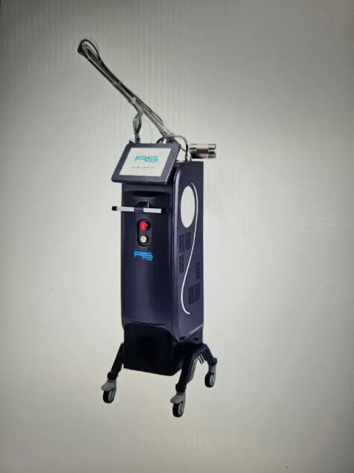 Máquina raspadora dental con botella de agua en un consultorio dental.