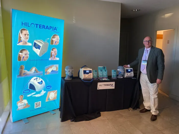 Sala de tratamiento con camilla y máquina de contorno corporal.