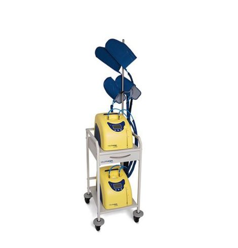 La mano de una persona presionando un botón en el panel de control de una bañera blanca.