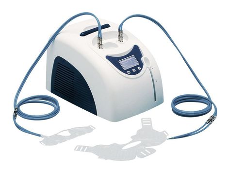 La mano de una persona presionando un botón en el panel de control de una bañera blanca.