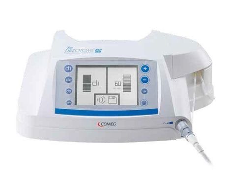 Dispositivo médico con contenedores, tubos y medidores transparentes; utilizado en un entorno de atención médica.
