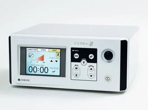 Dispositivo médico con contenedores, tubos y medidores transparentes; utilizado en un entorno de atención médica.