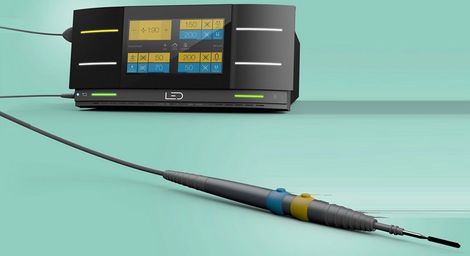 La mano de una persona presionando un botón en el panel de control de una bañera blanca.