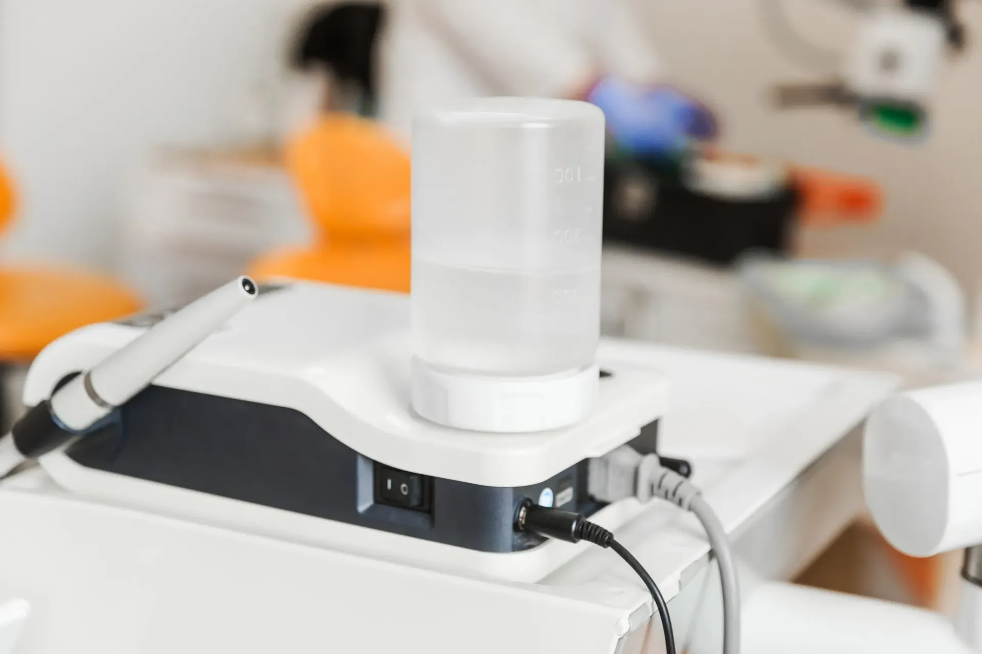 Máquina raspadora dental con botella de agua en un consultorio dental.
