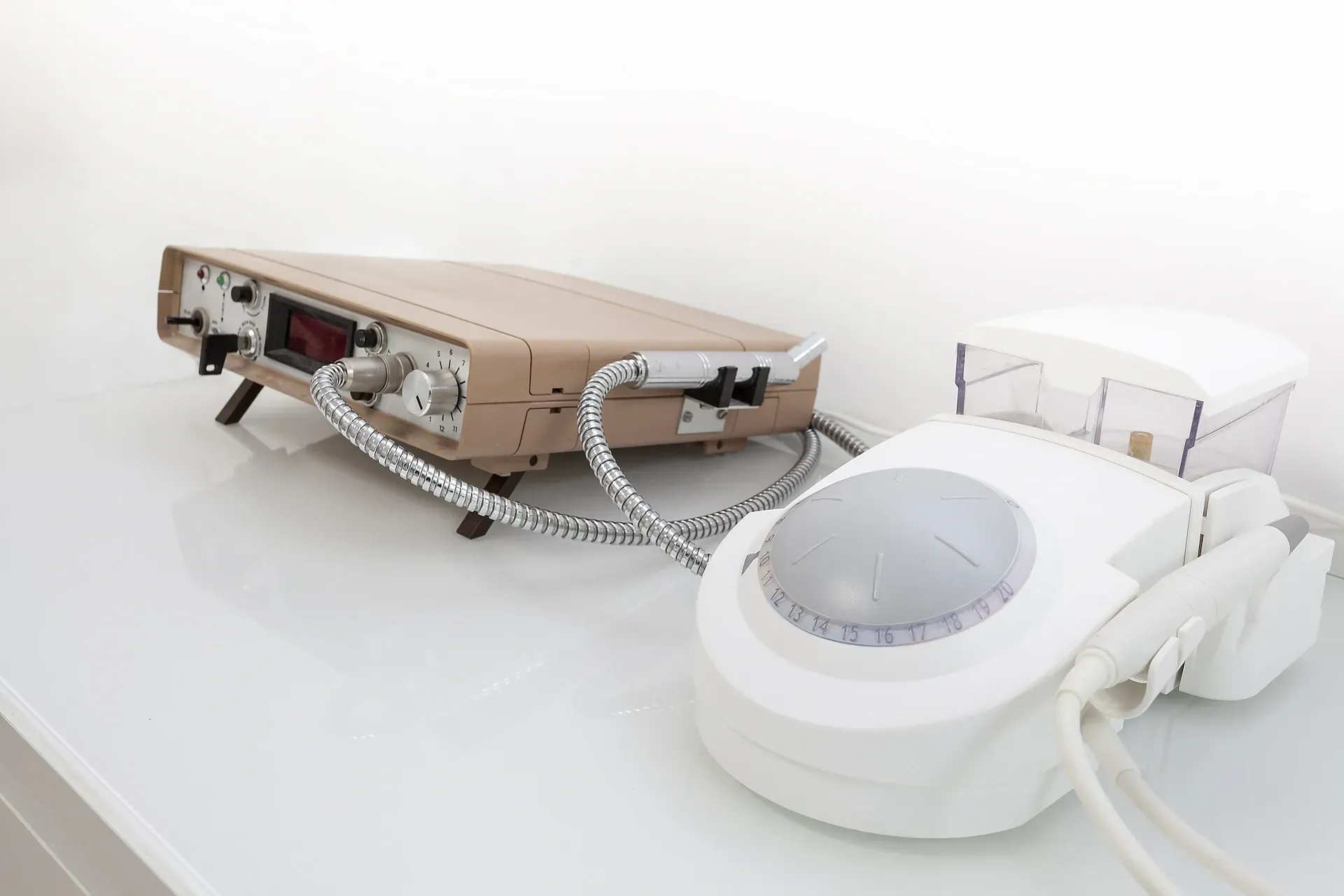 Dispositivo médico de superficie blanca, compuesto por una unidad de control y un aplicador de tratamiento de color blanco.