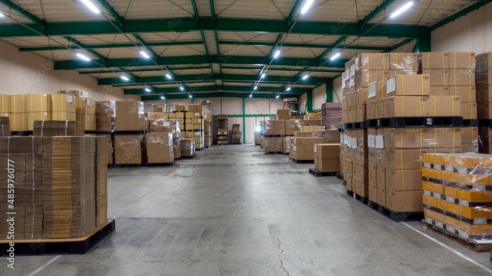 Ein grosses Lagerhaus voller Kisten und Paletten