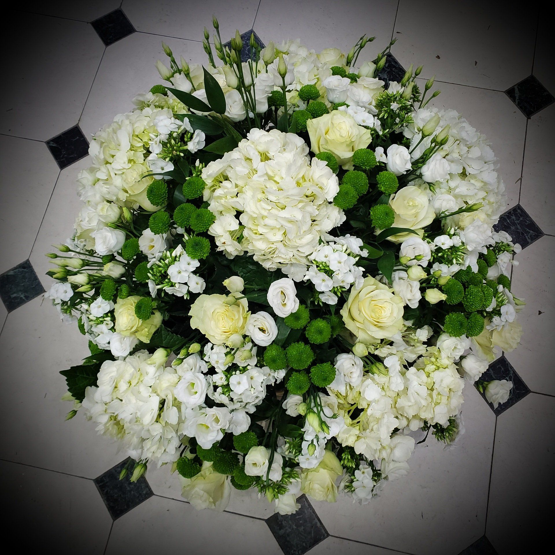 Bouquet de deuil en roses blanches
