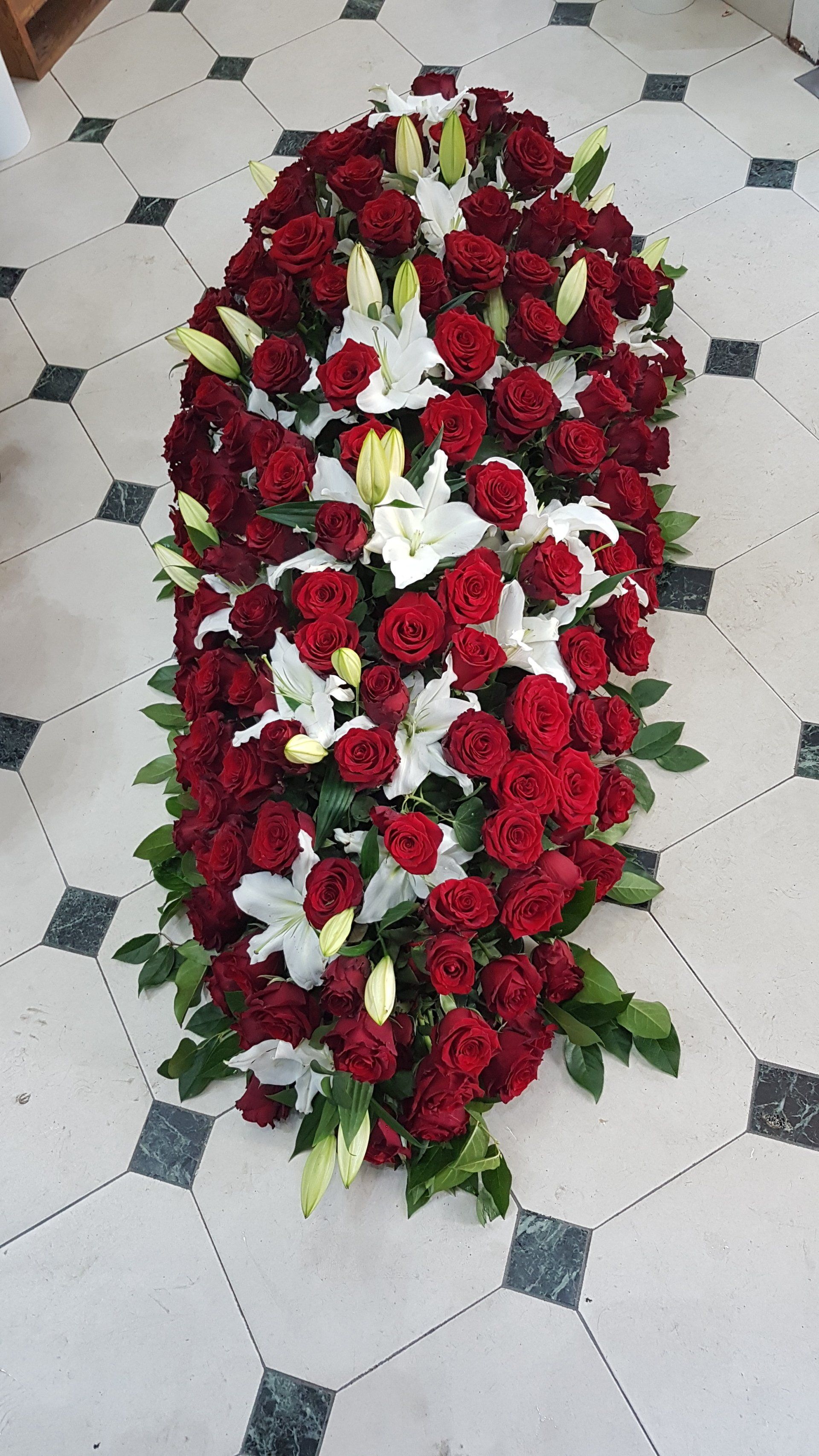 Composition de deuil roses rouge