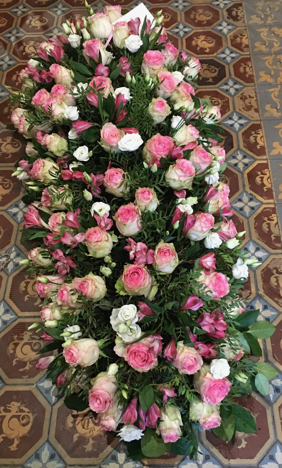 Composition de deuil roses rose