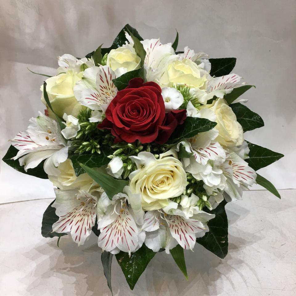 Bouquet de roses blanches et une rouge