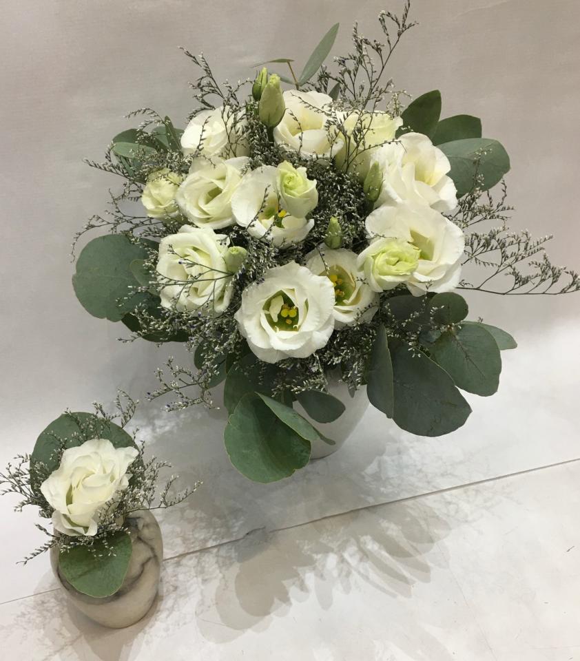 Bouquet de rose blanches et rose de table