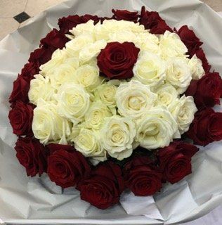 Bouquet de rose blanches et rouges