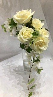 Roses blanches en vases