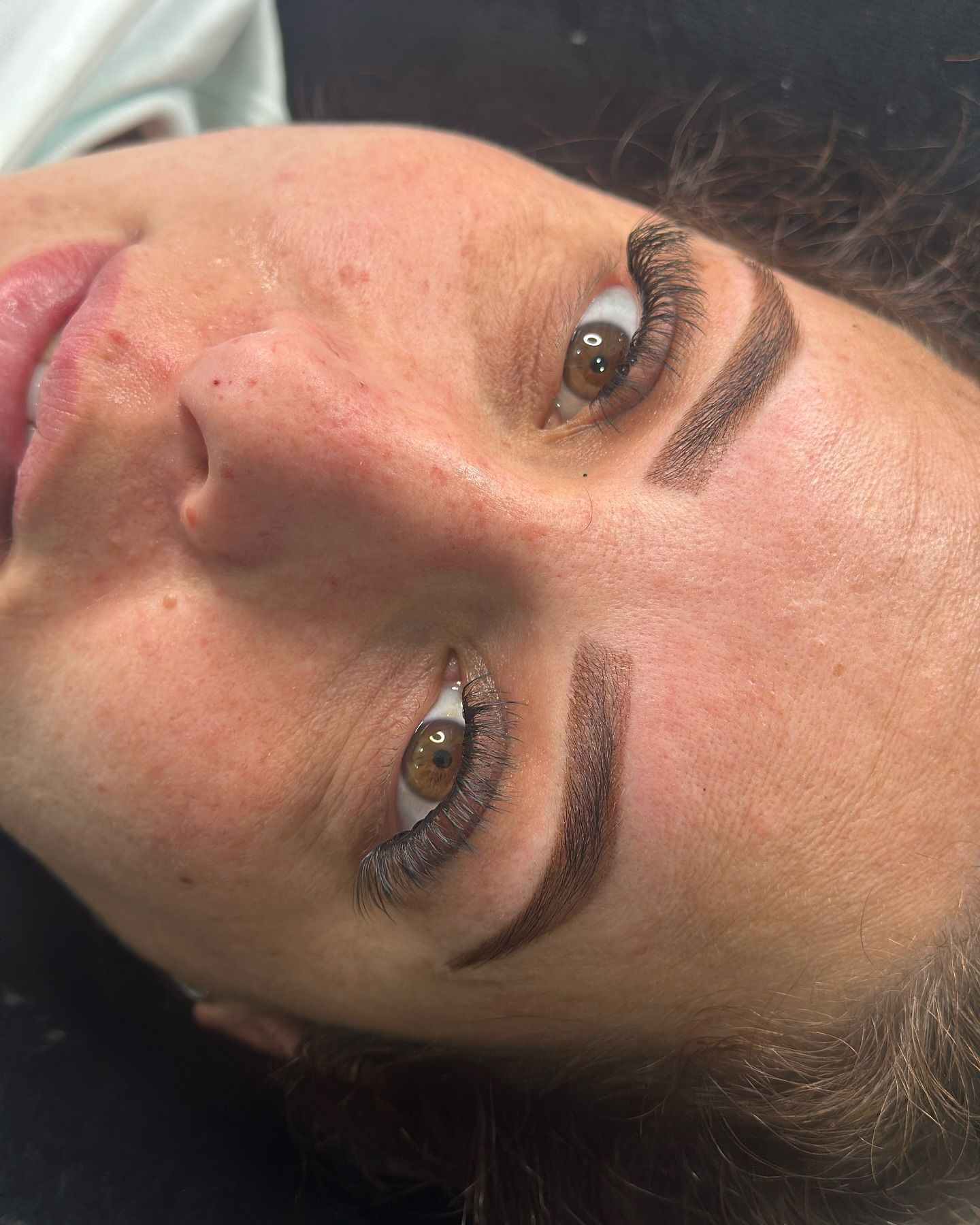 Un primer plano del rostro de una mujer con pestañas y cejas largas.