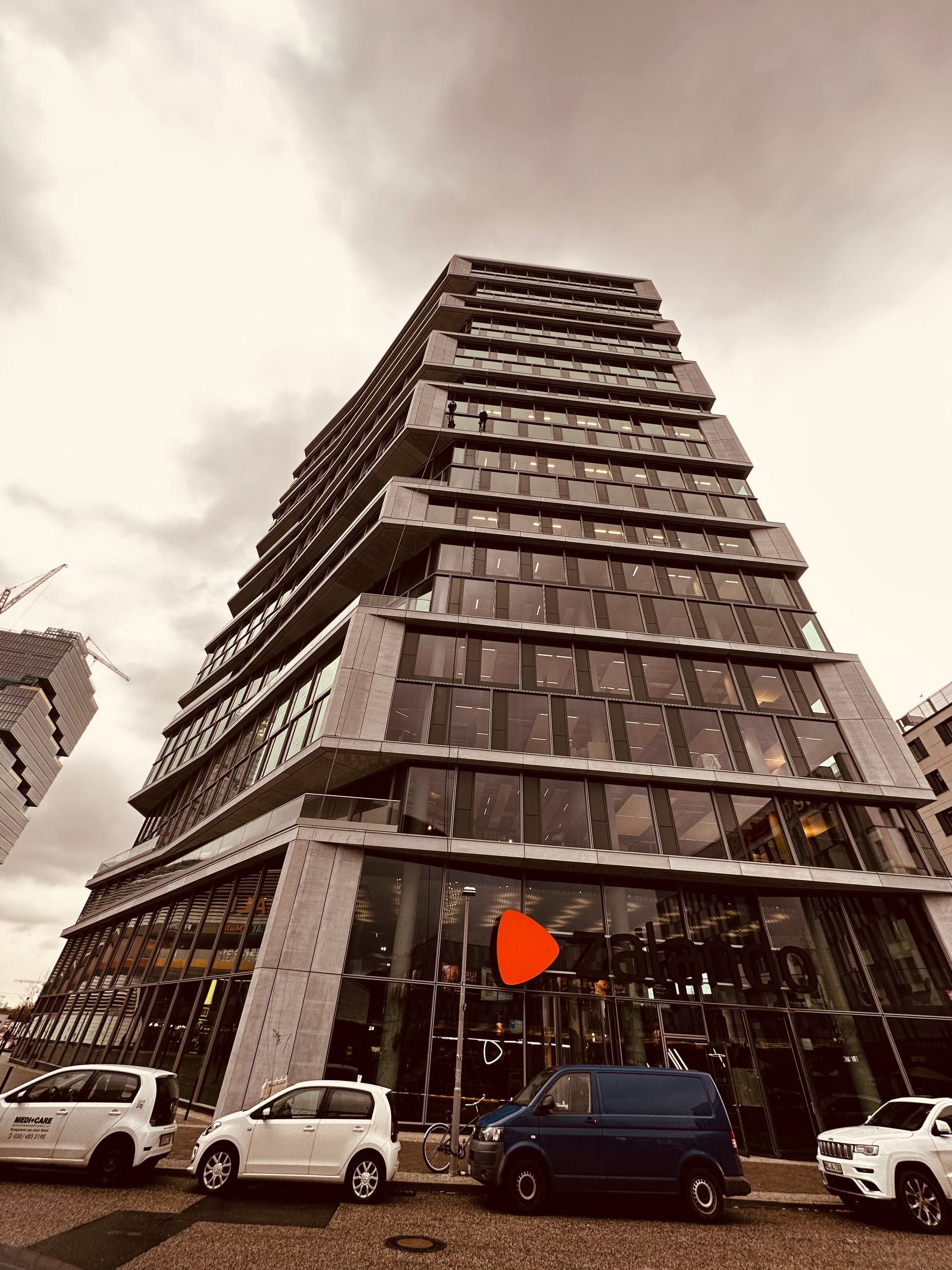 Reinigung eines sehr hohen Gebäudes mit vielen Fenstern