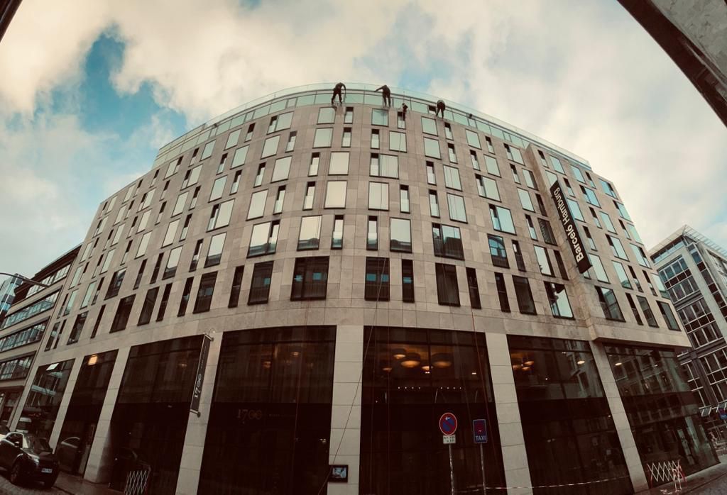 Cleanclimb: 3 Reinigungskräfte hängen an einem Gebäude runter und reinigen die Fenster.