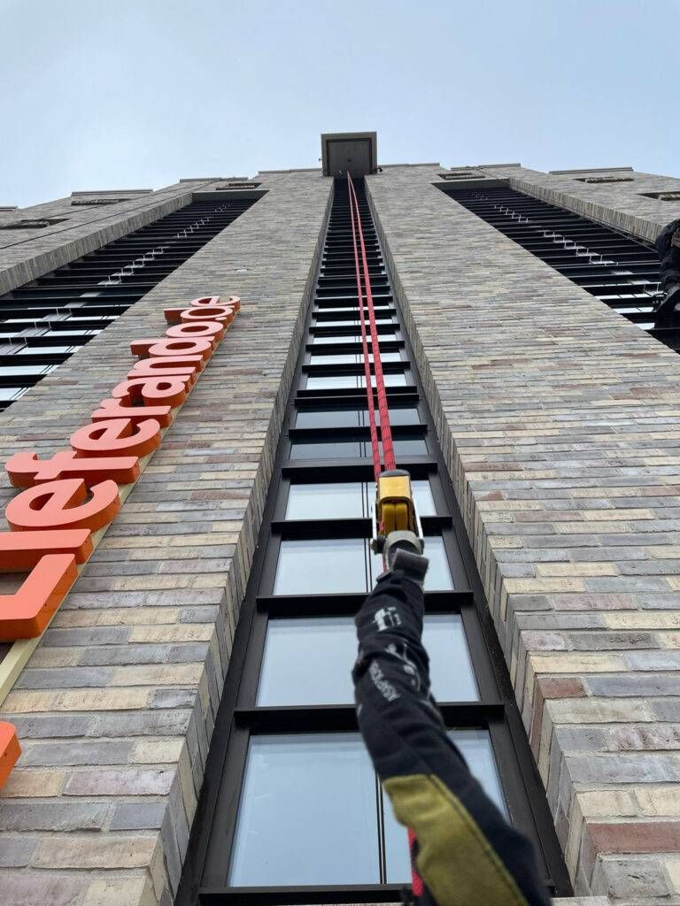 Cleanclimb: ein Kletterseil an einem Gebäude angebracht.