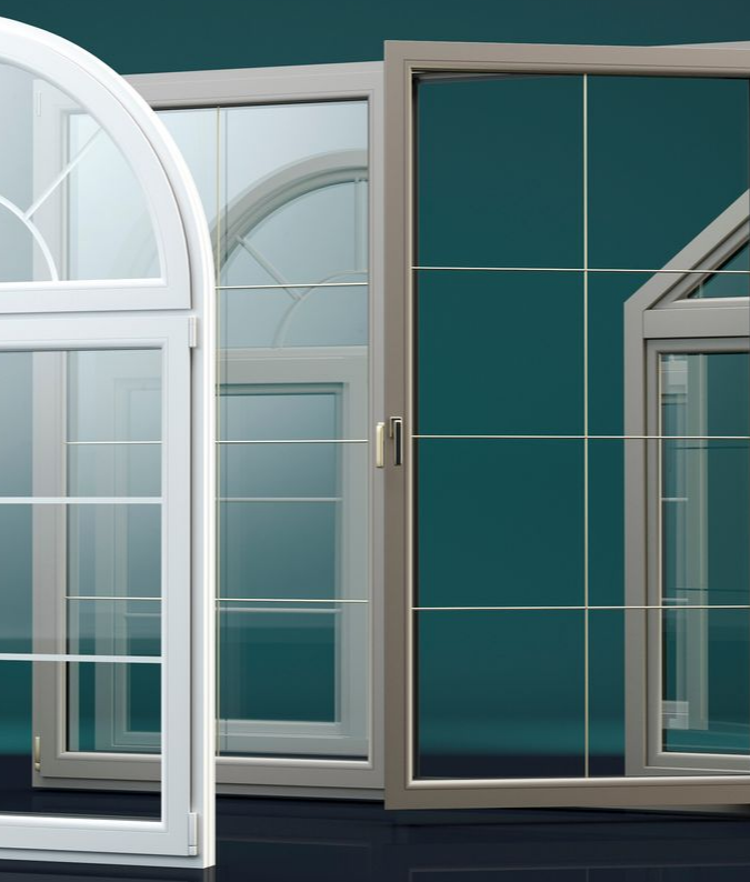 Diverses fenêtres à cadres blancs et beiges de formes variées se détachent sur un fond turquoise.