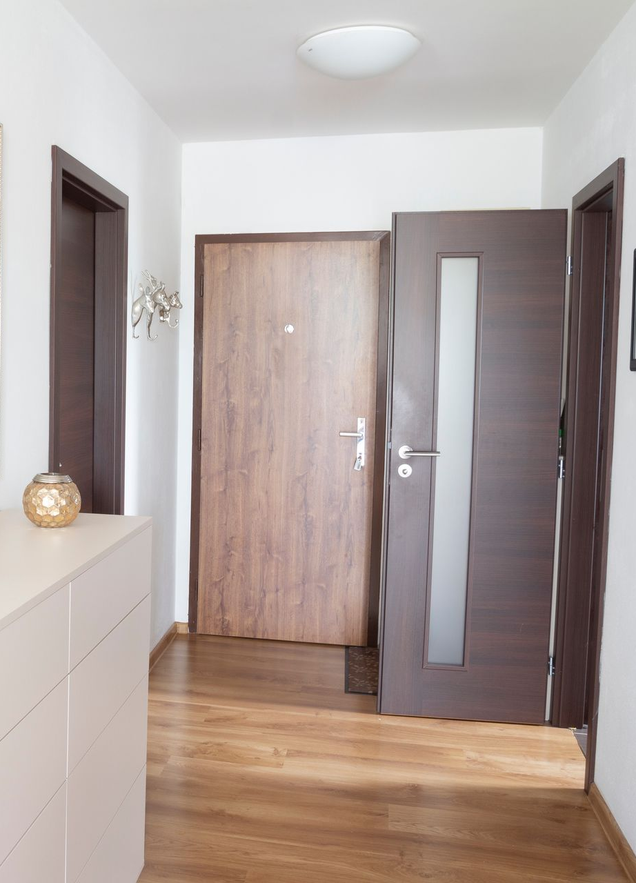 Porte d'entrée en bois d'appartement avec serrure et clé