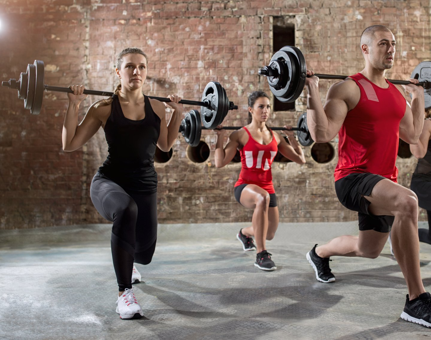 Hommes et femmes qui fait de l'haltérophilie